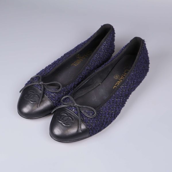 Mörkblå ballerinaskor i textil och skinn med rosett