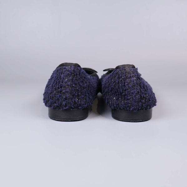 Baksidan av två mörkblå ballerinaskor i textil