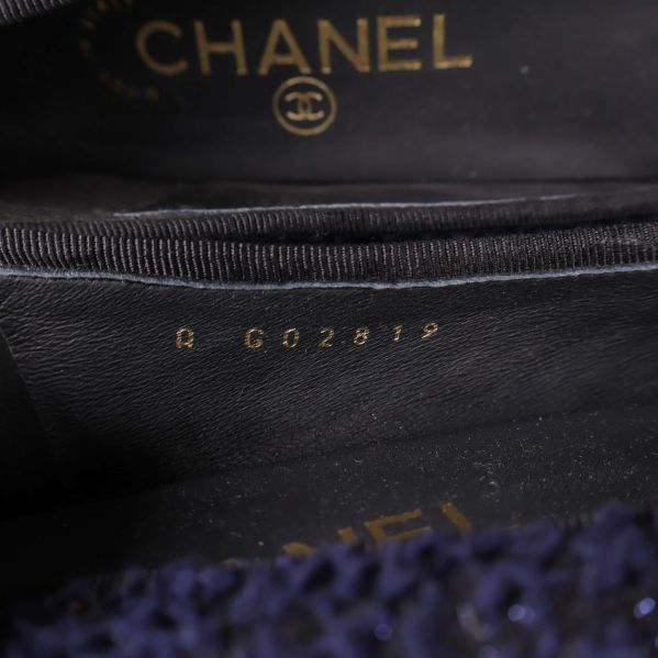 Närbild på CHANEL-logotyp och serienummer inuti skon