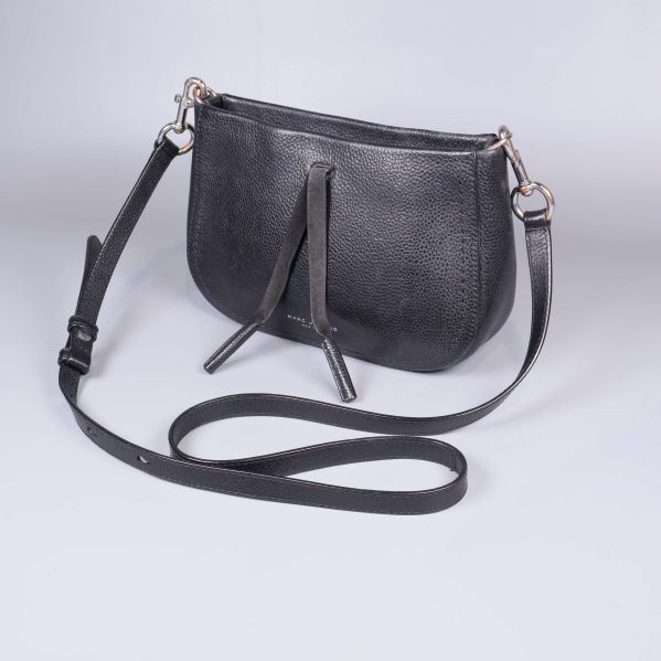 Hel svart axelremsväska med lång rem