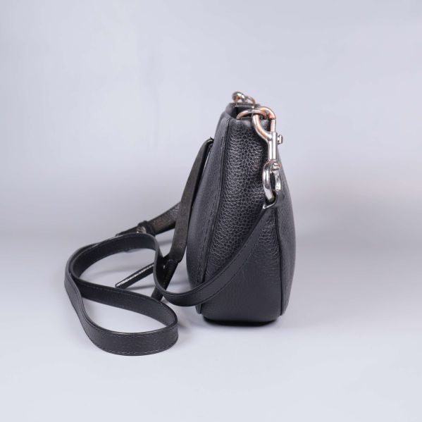 Väska sedd från sidan med justerbar axelrem