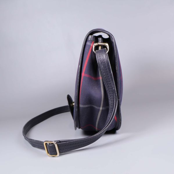 Väska från sidan med guldfärgat spänne på remmen