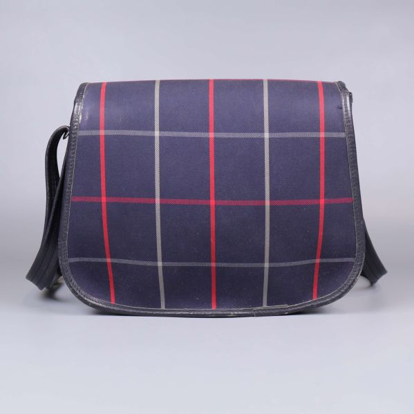 Baksida av axelremsväskan med rutigt mönster