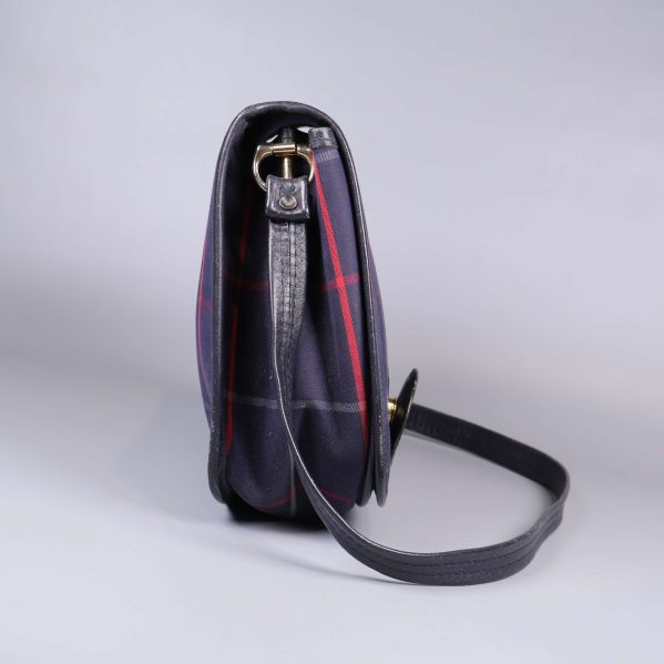 Sidosikt på väskan med reglerbar axelrem