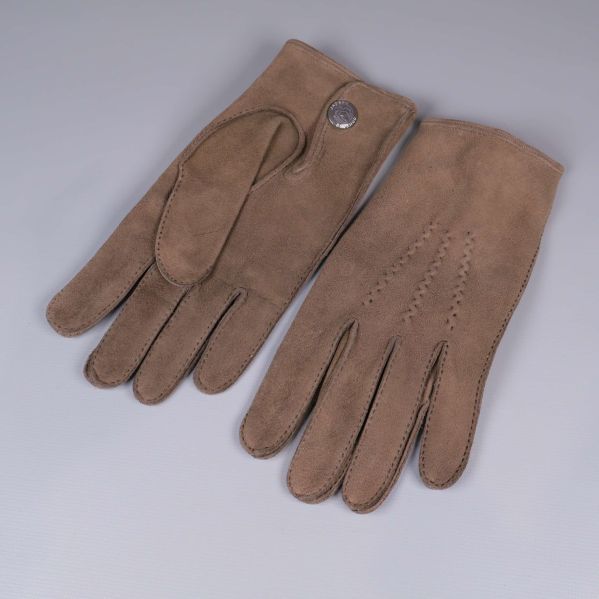 Par mockahandskar, ena handsken vänd för att visa knapp