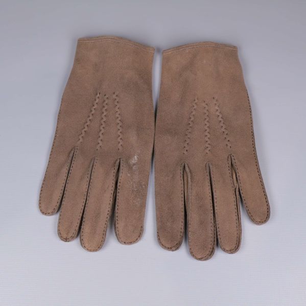 Båda mockahandskarna med dekorationssömmar synliga framifrån