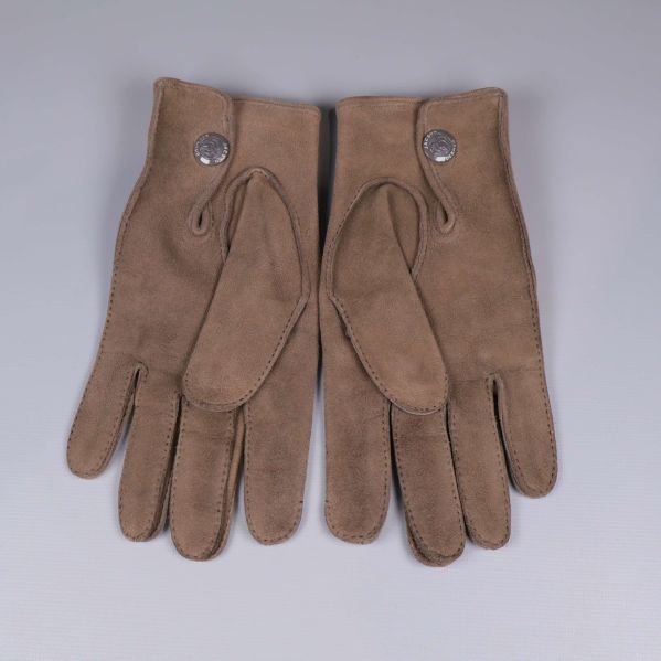 Mockahandskar, båda vända för att visa insidan och knäppning