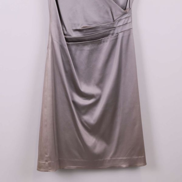 Närbild på nederdelen av klänningen med glansig yta