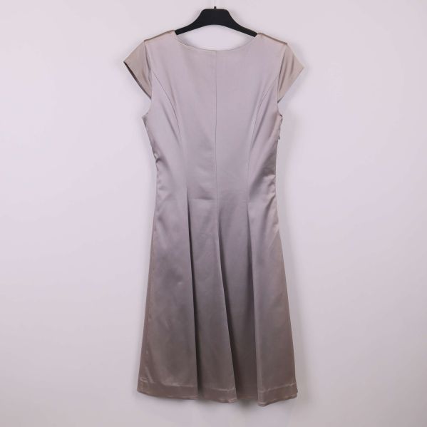 Baksidan av glansig klänning med enkel design