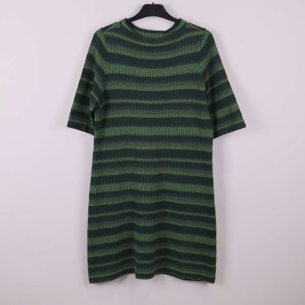 Grön stickad klänning med randigt mönster framifrån