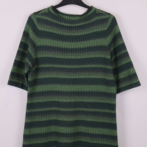 Överdel av grön randig klänning i närbild