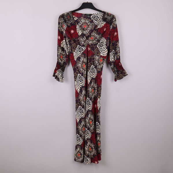 Blommig klänning med volangärm och midilängd framifrån