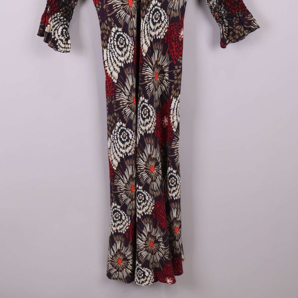 Klänningens nederdel med blommigt mönster och avslappnad passform