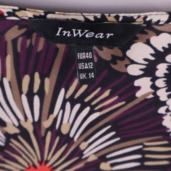 Närbild på InWear-logotyp och storleksetikett