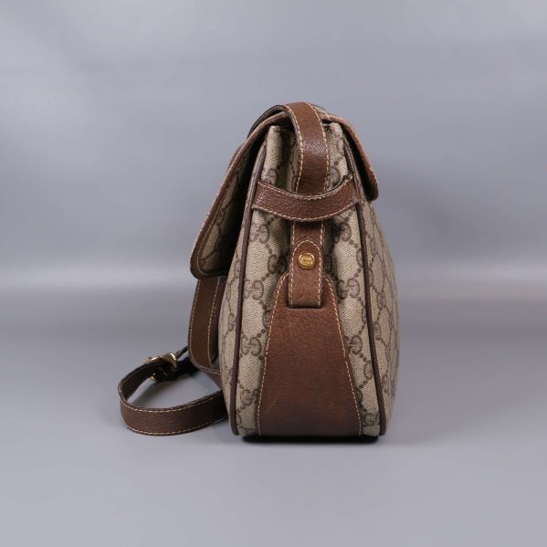 Väska i profil med synliga kanter och rem