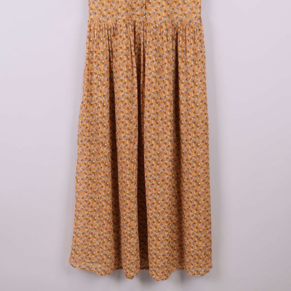 Nedre delen av klänning visar fall och mönster