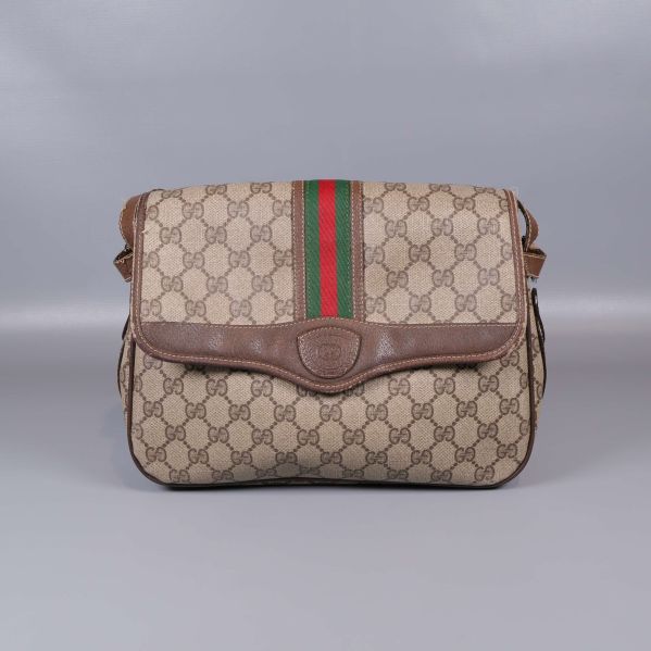 Gucci axelväska sedd rakt framifrån med läderdetaljer