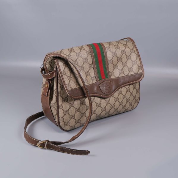 Väska med GG-mönster och grönrött band framifrån