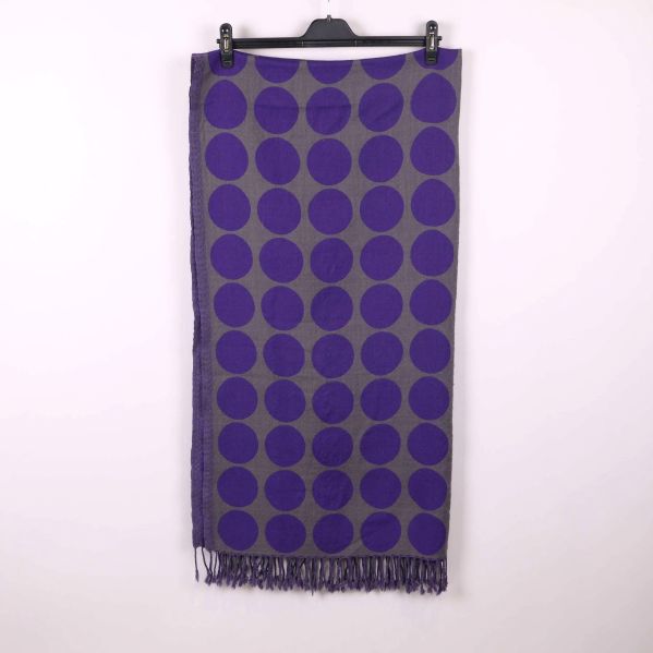 Lång rektangulär sjal med lila prickar upphängd