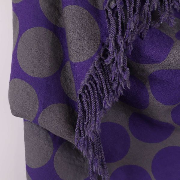 Närbild på sjalens fransar och mönstrade tyg