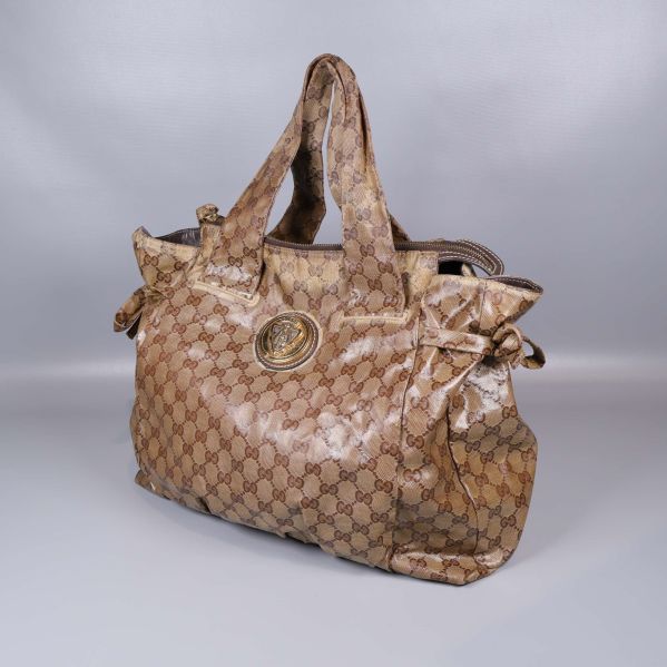 Stor mönstrad väska med gulddetalj