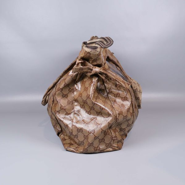 Väska från sidan med knytband synligt