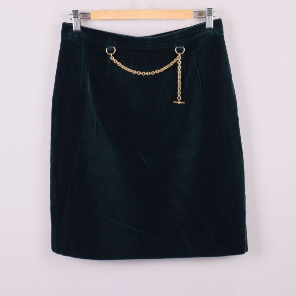 Mörk sammetskjol med guldkedja framtill