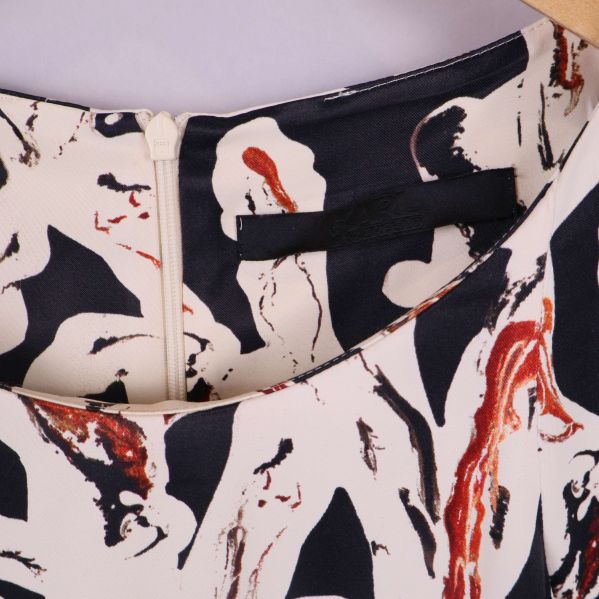 Närbild på dragkedja och krage med mönster