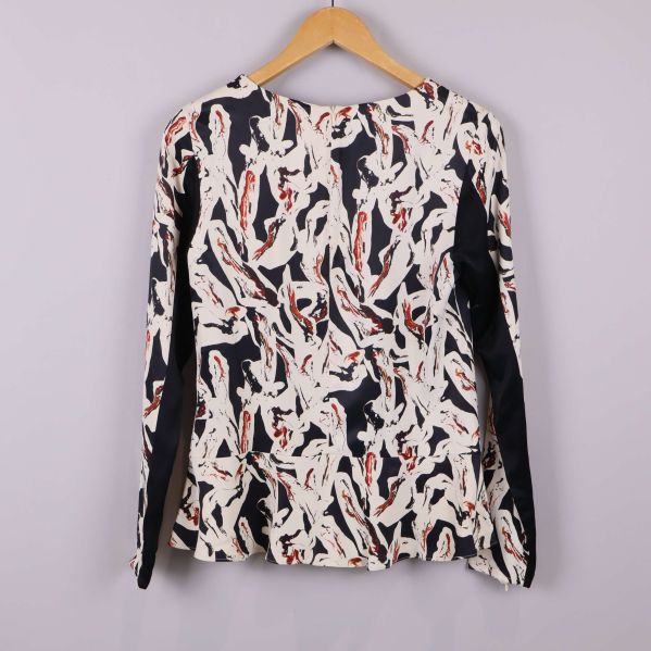 Baksidan av blus med grafiskt mönster 