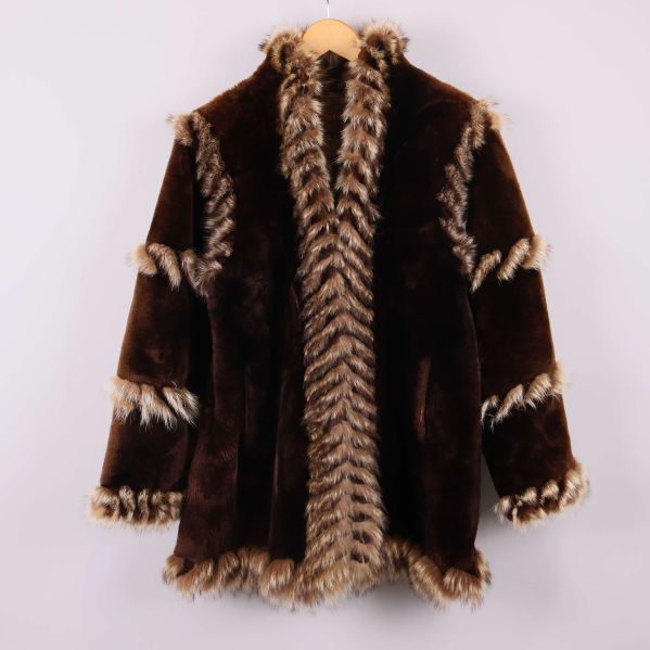 Brun pälsjacka med dekorativa kanter 