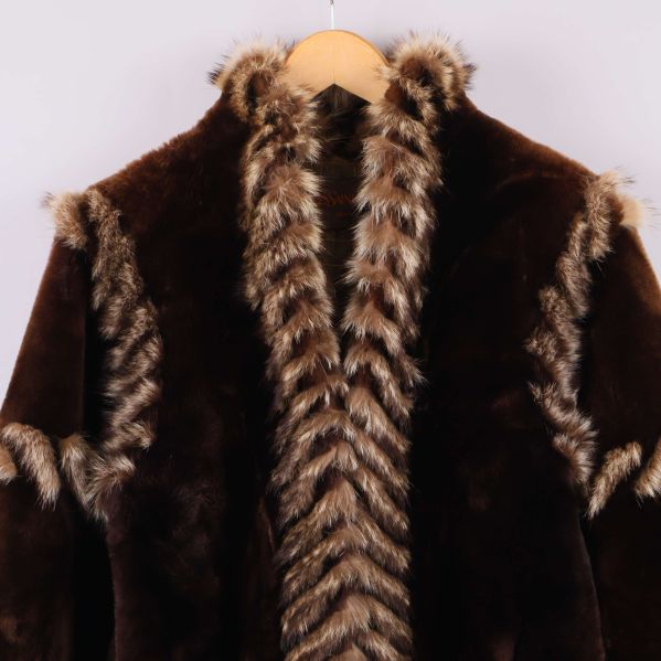 Närbild på jackans krage och dekorativa framkant