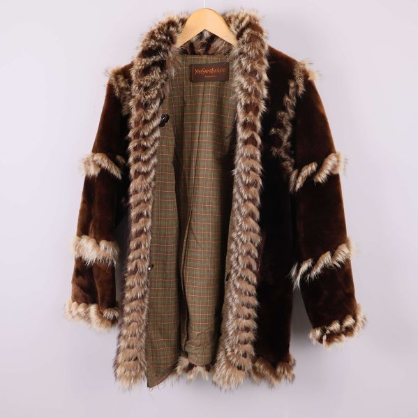 Öppen pälsjacka visar rutigt foder och pälsdetaljer