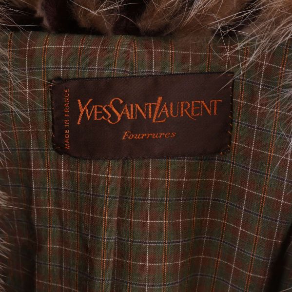 Yves Saint Laurent Fourrures-etikett på jackans foder