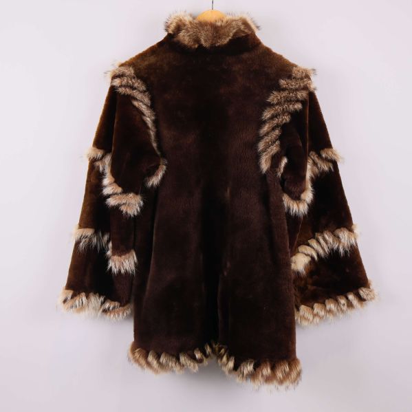 Baksida av brun pälsjacka med ljus dekor