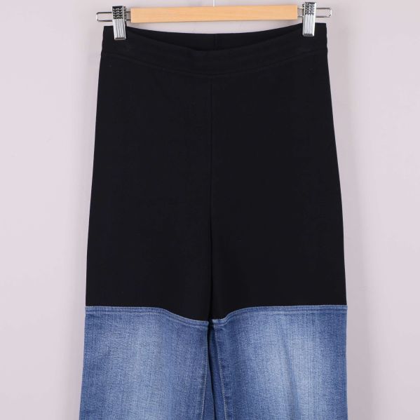 Övre del av byxan i svart tyg i närbild