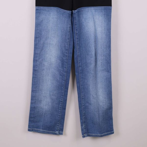 Nedre del av byxan i blå denim i närbild