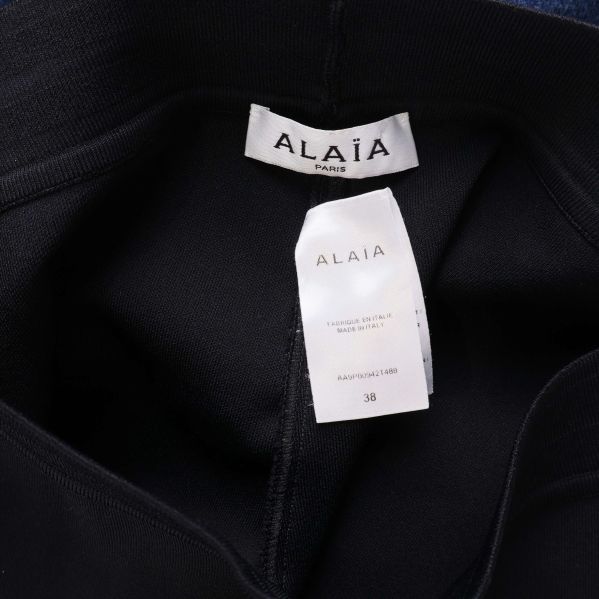 Närbild på etikett i svart tyg med märket Alaïa