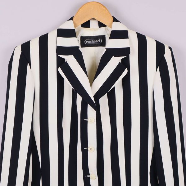 Närbild på krage och knappar på randig kavaj