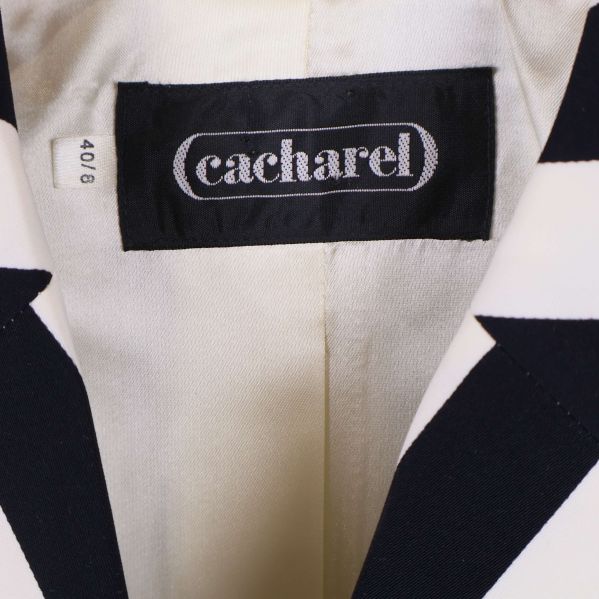 Närbild på Cacharel-märkeslapp och storlekslapp 40/8