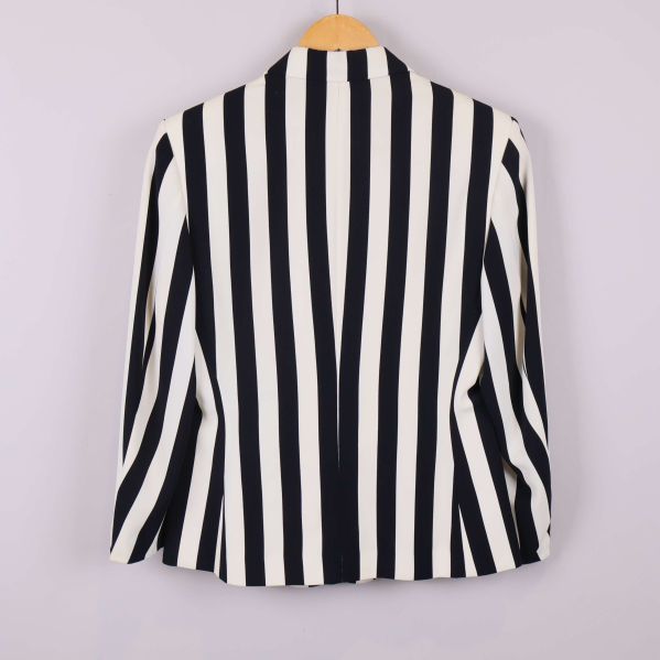 Baksidan på svartvit randig kavaj med raka linjer