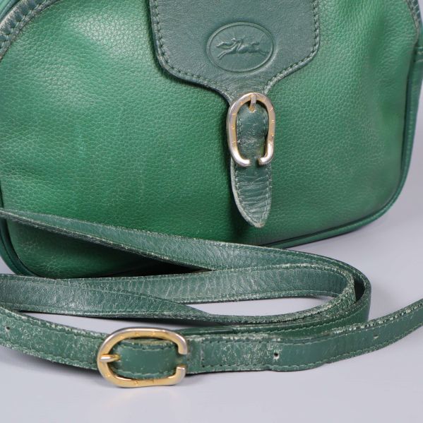 Närbild på väskans rem och guldfärgade spänne