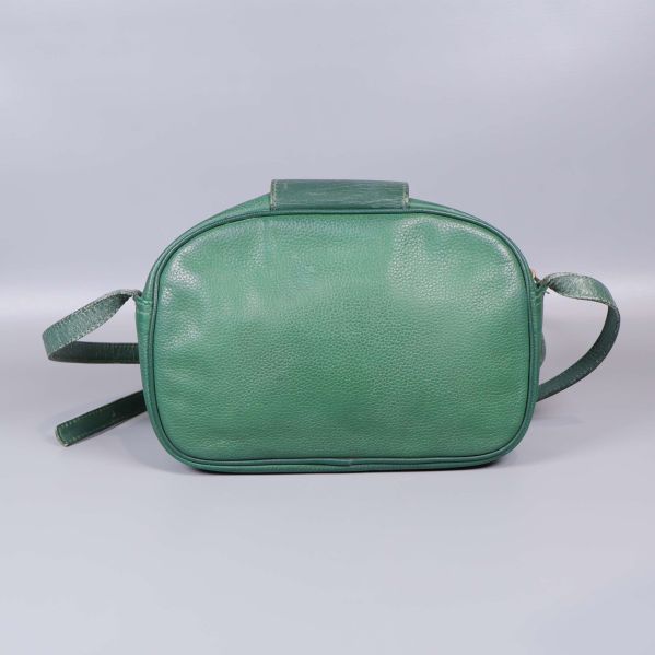 Baksida av grön axelremsväska utan detaljer