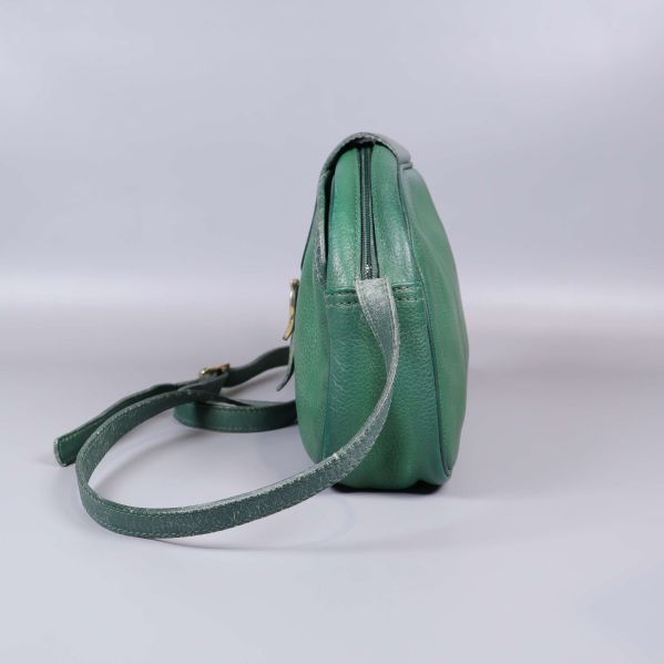 Sidovy på grön axelremsväska