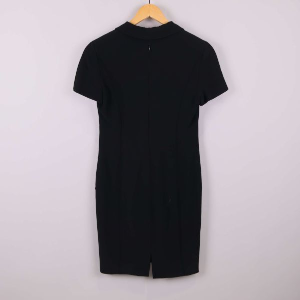 Svart klänning sedd bakifrån