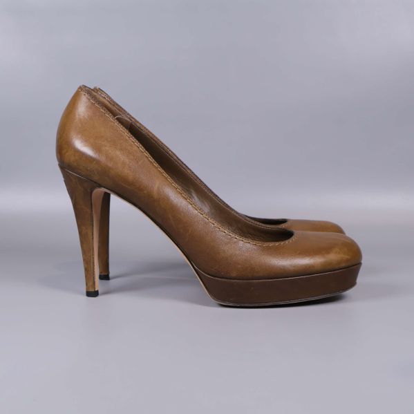 Bruna pumps med klack sedd från andra sidan
