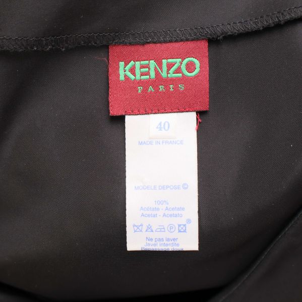 Närbild på Kenzo-etikett och storlekslapp i kjolen