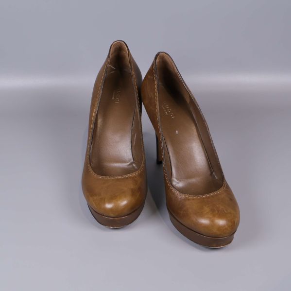 Bruna pumps uppifrån med rundad tå