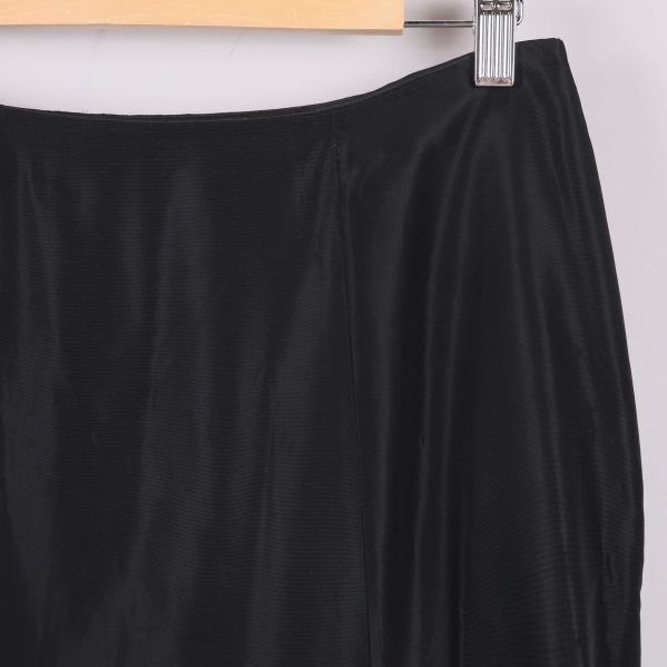 Närbild på midjan och tygets struktur på kjolen