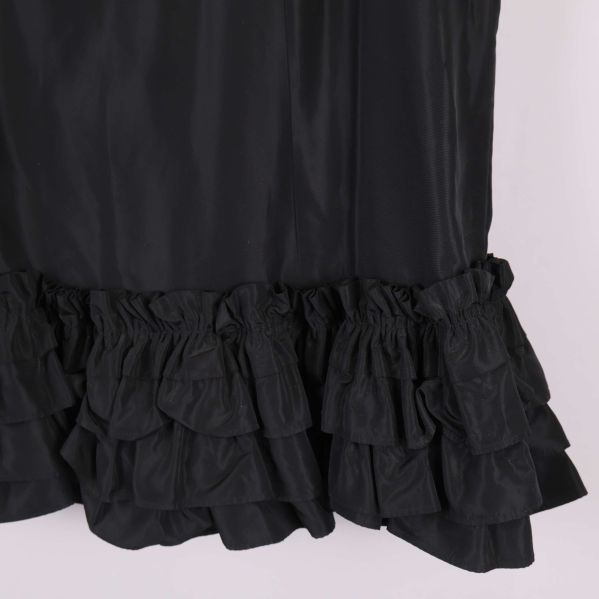 Närbild på volangdetaljer i tygets nederkant