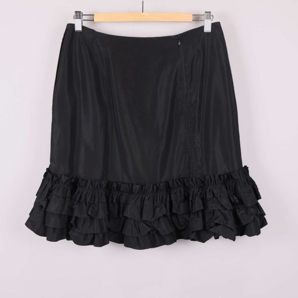 Baksida av svart kjol med volanger 